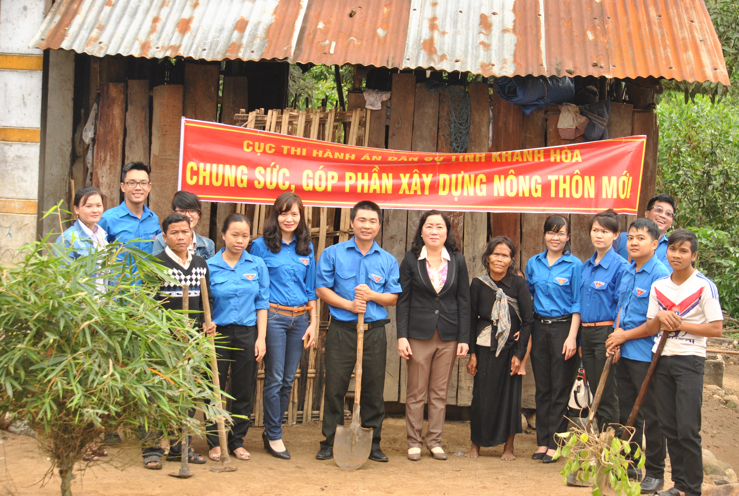 Tặng quà Tết Bính Thân cho các gia đình đặc biệt khó khăn của xã Giang Ly