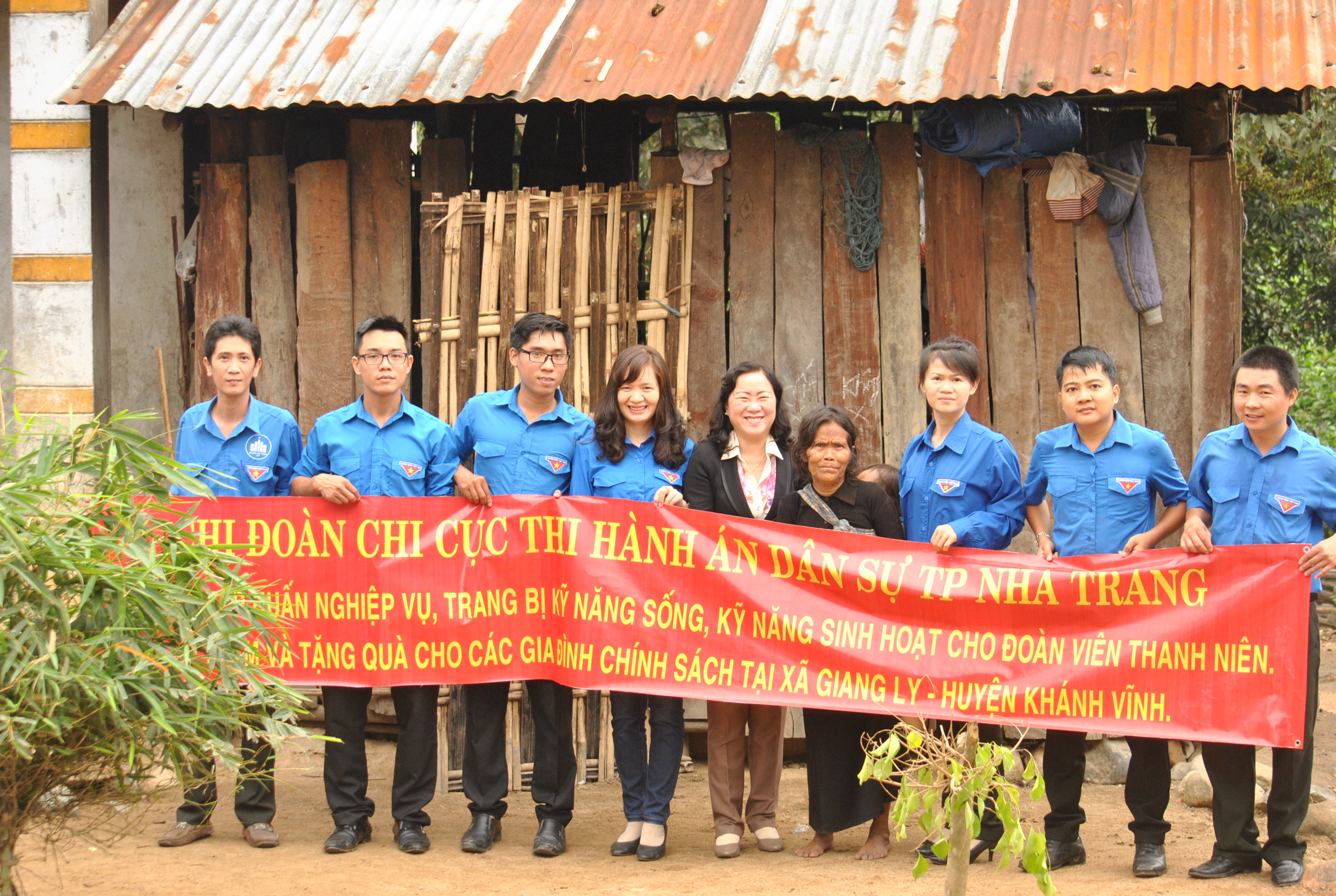 Tặng quà Tết Bính Thân cho các gia đình đặc biệt khó khăn của xã Giang Ly