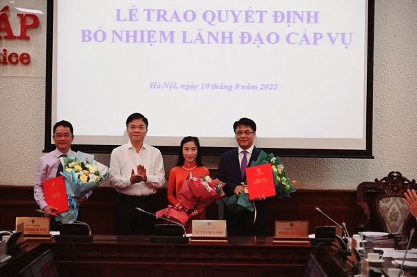 Bộ trưởng Bộ Tư pháp trao Quyết định bổ nhiệm Cục trưởng Cục Hộ tịch, quốc tịch, chứng thực