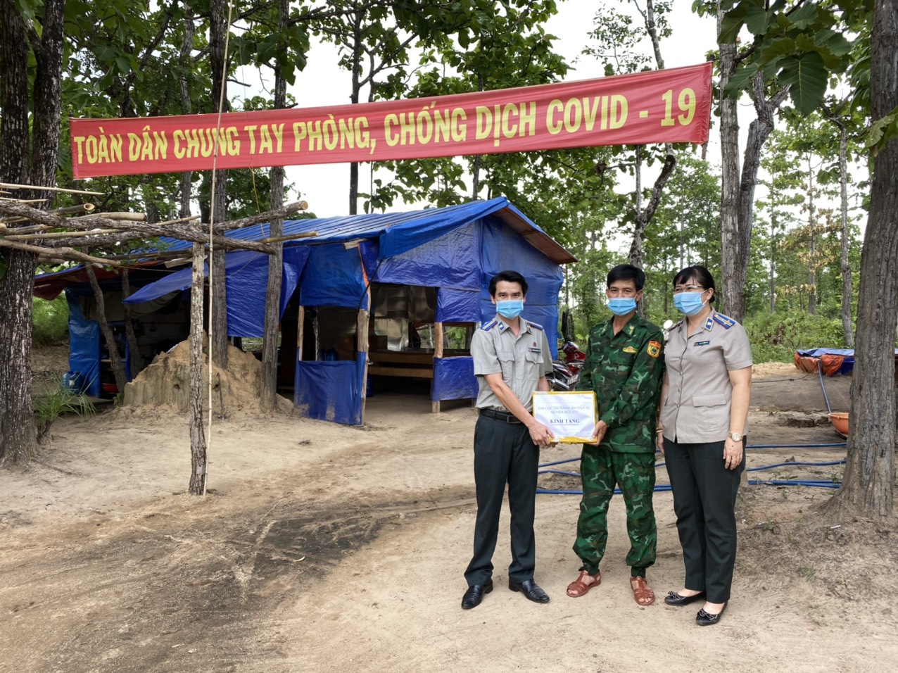 Chi cục Thi hành án dân sự huyện Đức Cơ chung tay phòng, chống dịch bệnh Covid-19