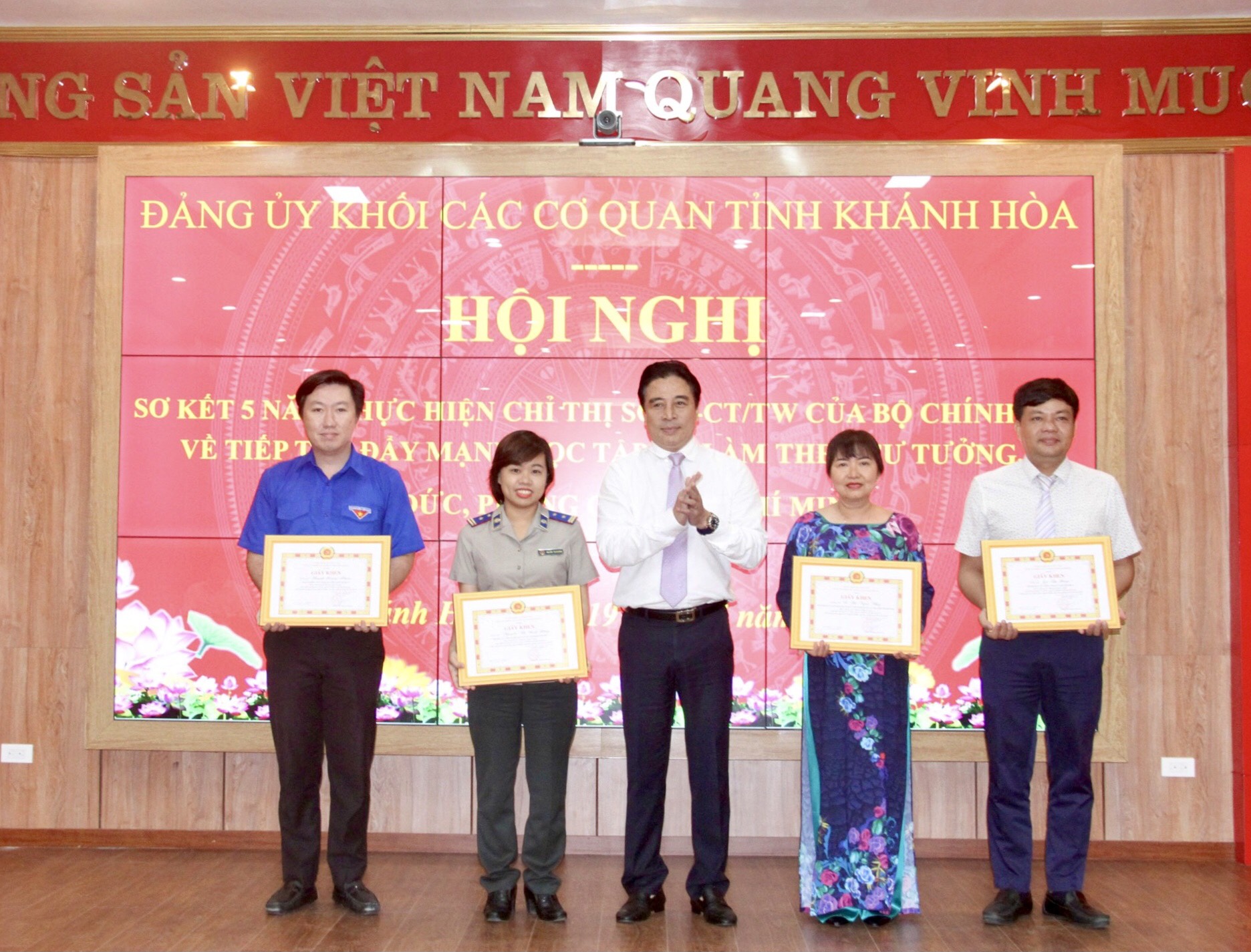 Đồng chí Nguyễn Thị Minh Hằng- Đảng viên Chi bộ Cục THADS tỉnh Khánh Hòa vinh dự được Đảng ủy Khối các cơ quan tỉnh Khánh Hòa tặng Giấy khen vì có thành tích tiêu biểu trong việc thực hiện tốt Chỉ thị số 05-CT/TW