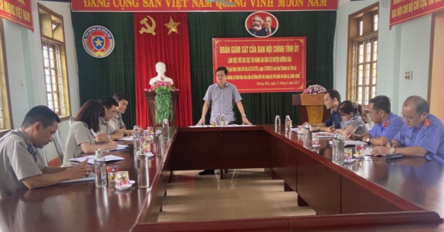 ĐOÀN GIÁM SÁT VIỆC THỰC HIỆN CHỈ THỊ SỐ 32-CT/TU,   NGÀY 21/8/2015 CỦA BAN THƯỜNG VỤ TỈNH ỦY LÀM VIỆC VỚI  CHI CỤC THI HÀNH ÁN DÂN SỰ HUYỆN HƯỚNG HÓA