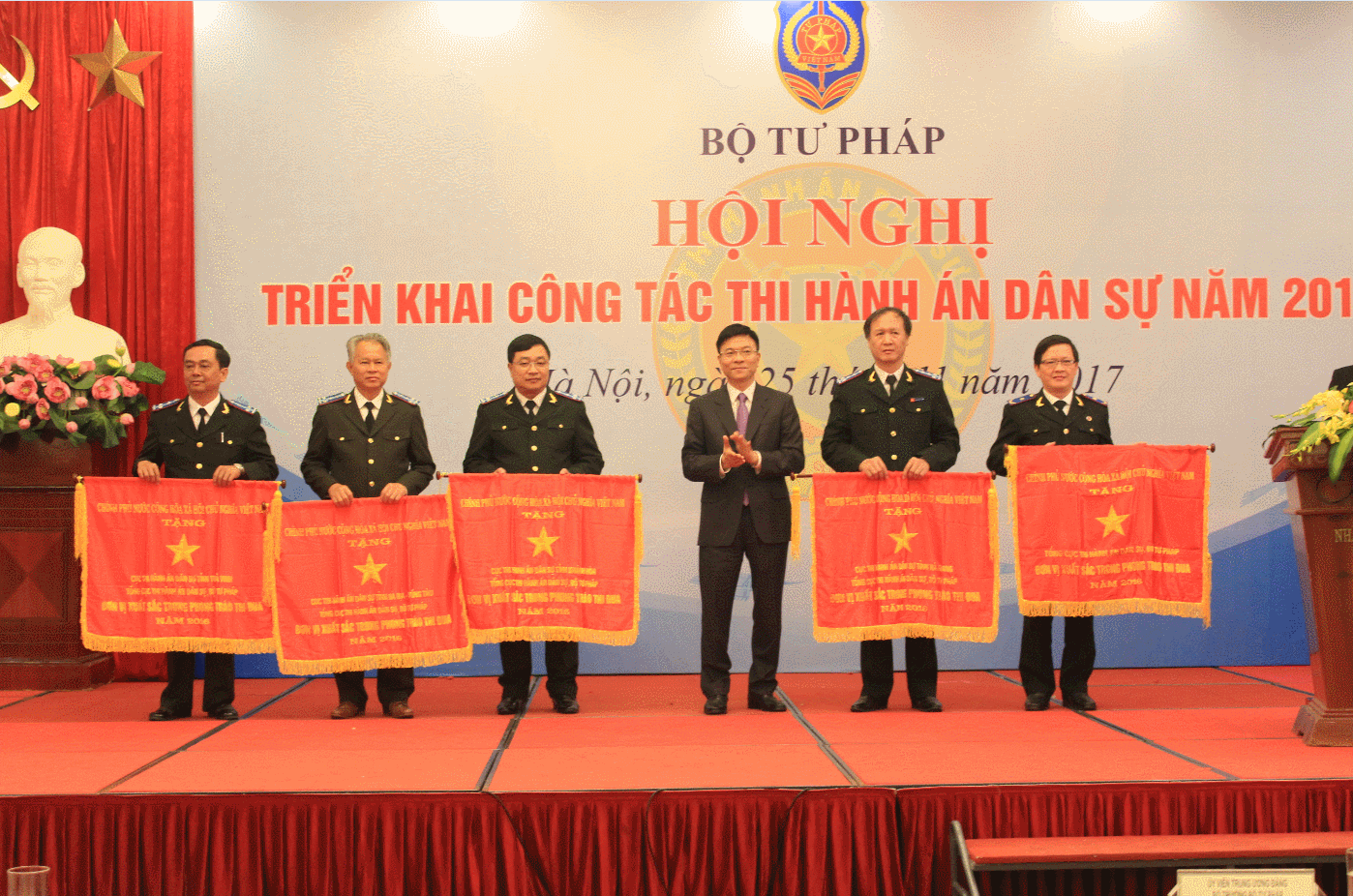 Cục Thi hành án dân sự tỉnh Khánh Hòa được tặng Cờ thi đua của Chính phủ