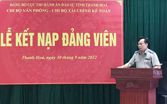 Chi bộ Văn phòng và Chi bộ Tài chính Kế toán tổ chức Lễ kết nạp đảng viên mới.