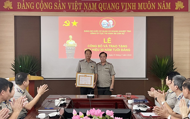 Đảng ủy Cục THADS tỉnh long trọng tổ chức Lễ trao tặng huy hiệu 30 năm tuổi Đảng