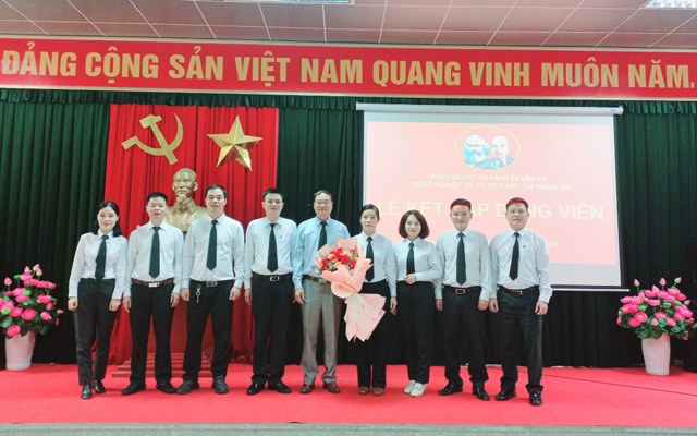 Lễ kết nạp đảng viên mới năm 2023 của Chi bộ Nghiệp vụ và tổ chức thi hành án