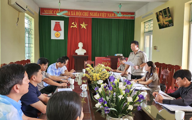 Chấp hành viên Cục THADS tỉnh vận động, thuyết phục đương sự thỏa thuận, tự nguyện thi hành án