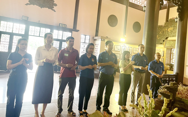 Chi đoàn Thanh niên Cục dâng hương tưởng niệm Chủ tịch Hồ Chí Minh