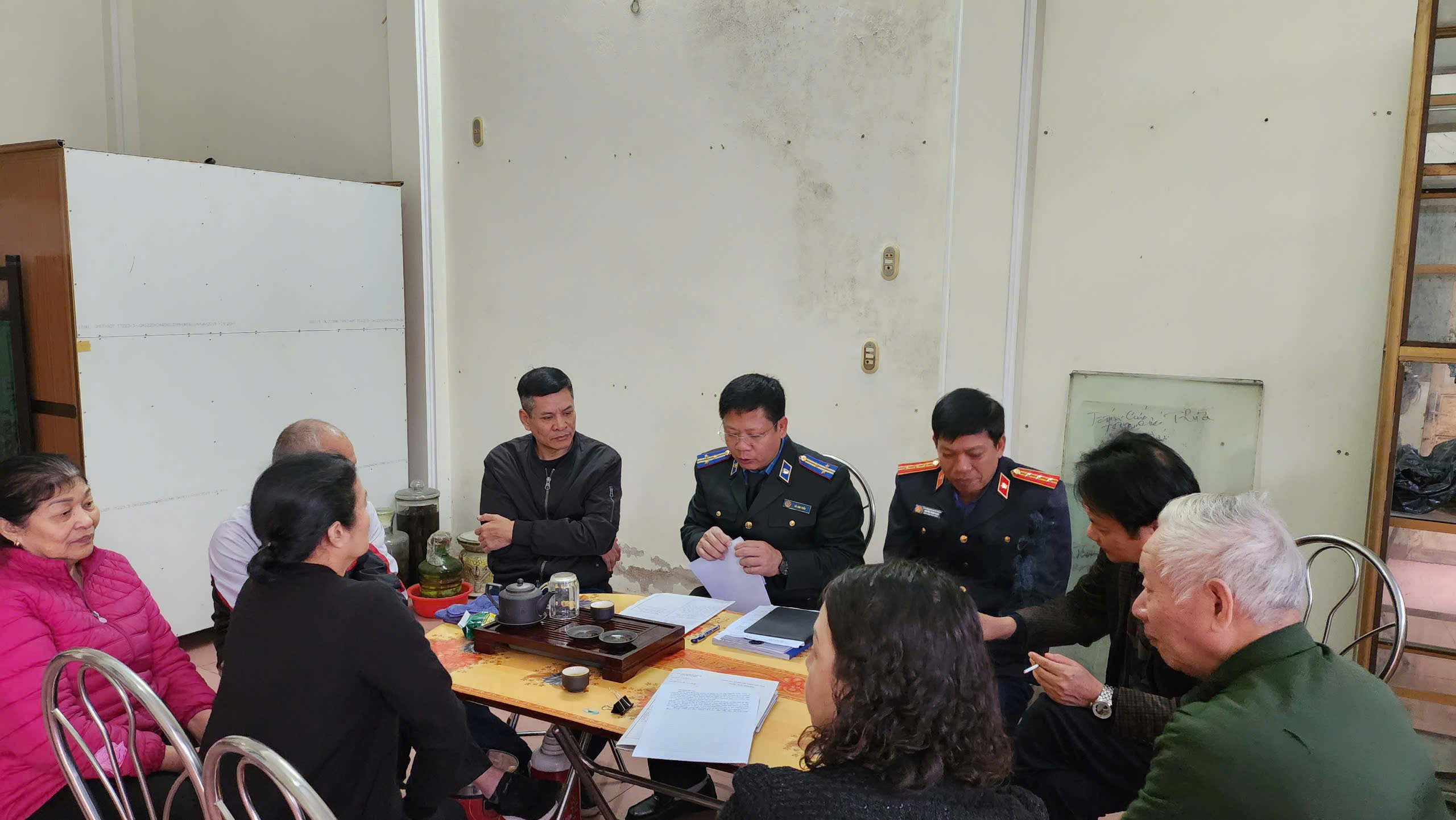 Chấp hành viên Cục THADS tỉnh động viên, thuyết phục việc giao tài sản thành công