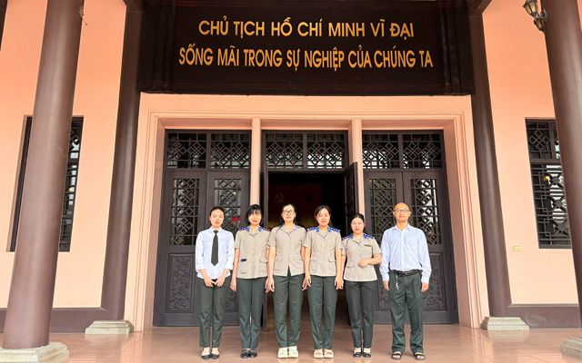 Chi đoàn Thanh niên Cục Thi hành án dân sự dâng hương tại Khu tưởng niệm Chủ tịch Hồ Chí Minh