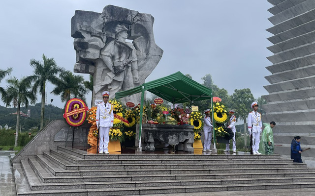 Dâng hương tưởng nhớ các anh hùng, liệt sỹ nhân kỷ niệm 77 năm ngày Thương binh Liệt sĩ