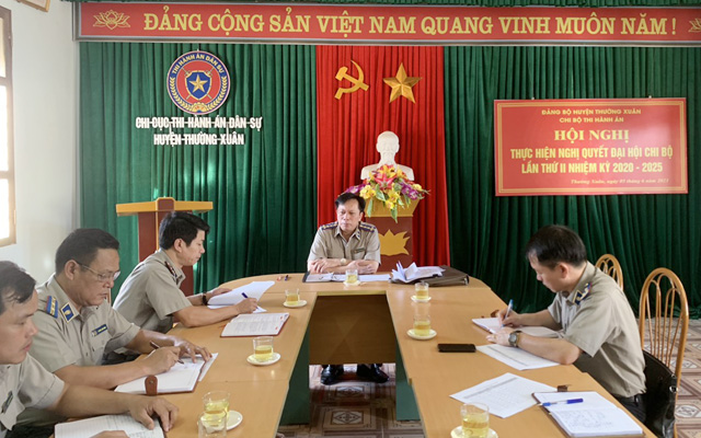 Cục trưởng Hoàng Văn Truyền làm việc tại Chi cục Thường Xuân