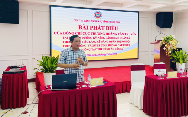 Bí thư Đảng ủy, Cục trưởng Hoàng Văn Truyền truyền đạt một số kỹ năng tại Lớp bồi dưỡng cho Trưởng phòng các Cục Thi hành án dân sự (lớp tổ chức tại Thanh Hóa)