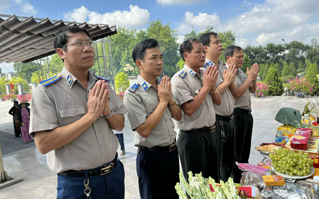 Dâng hương tưởng nhớ các anh hùng, liệt sĩ nhân kỷ niệm 75 năm ngày Thương binh - Liệt sĩ (27/7/1947-27/7/2022)