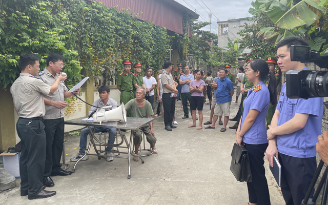 Chấp hành viên Cục THADS tỉnh thực hiện cưỡng chế buộc tháo giỡ tài sản thành công