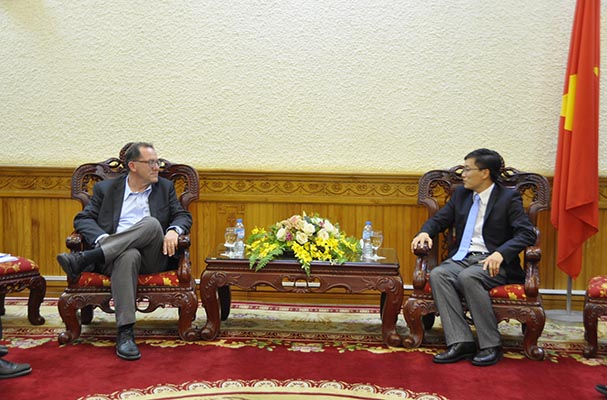 Tăng cường hợp tác trong lĩnh vực xây dựng và đào tạo pháp luật