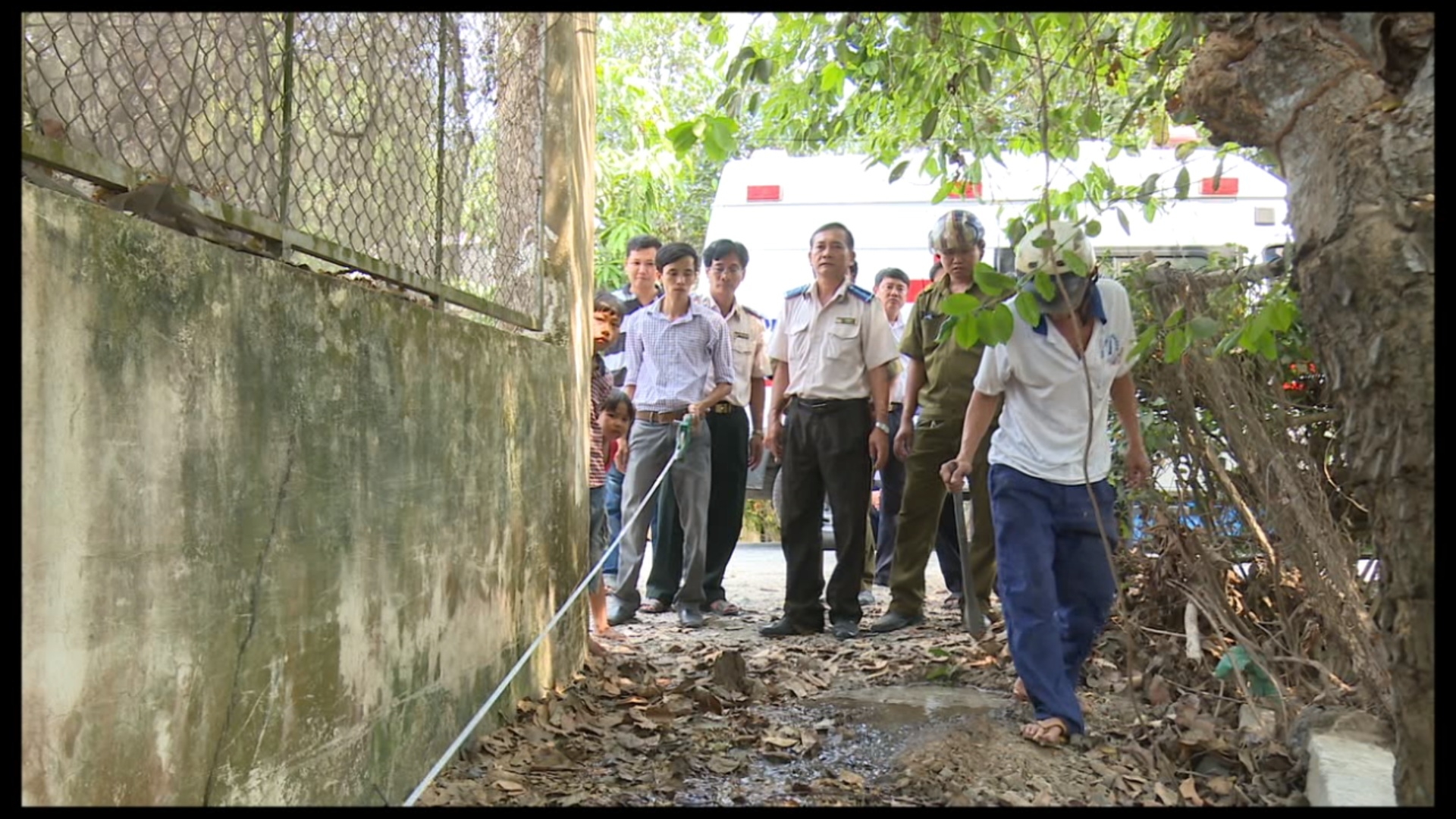 Chi cục Thi hành án dân sự huyện Lấp Vò tổ chức cưỡng chế chuyển giao quyền sử dụng đất để làm lối đi chung