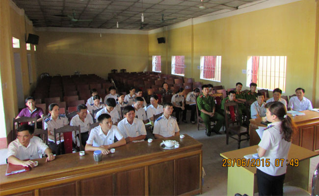 Lực lượng cưỡng chế họp phân công nhiệm vụ tại Hội trường UBND xã Dân Lực