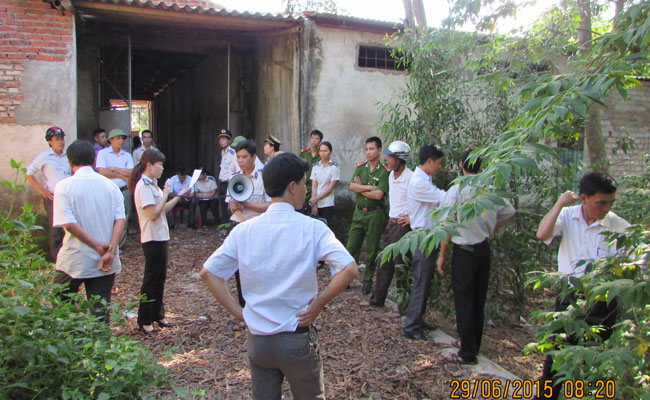 Chấp hành viên công bố Quyết định cưỡng chế THA