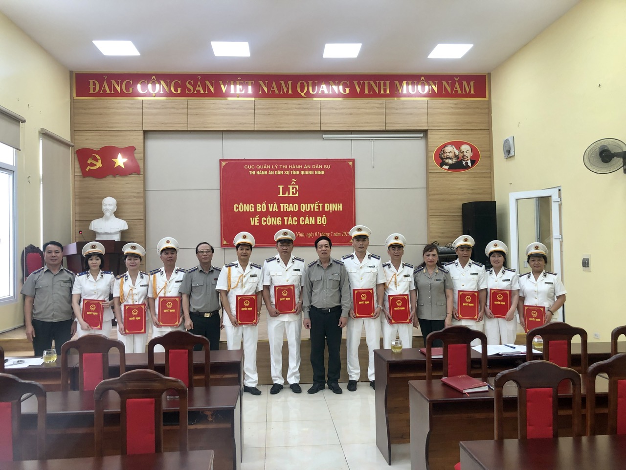 Thi hành án dân sự tỉnh Quảng Ninh công bố và trao các quyết định về công tác tổ chức, cán bộ