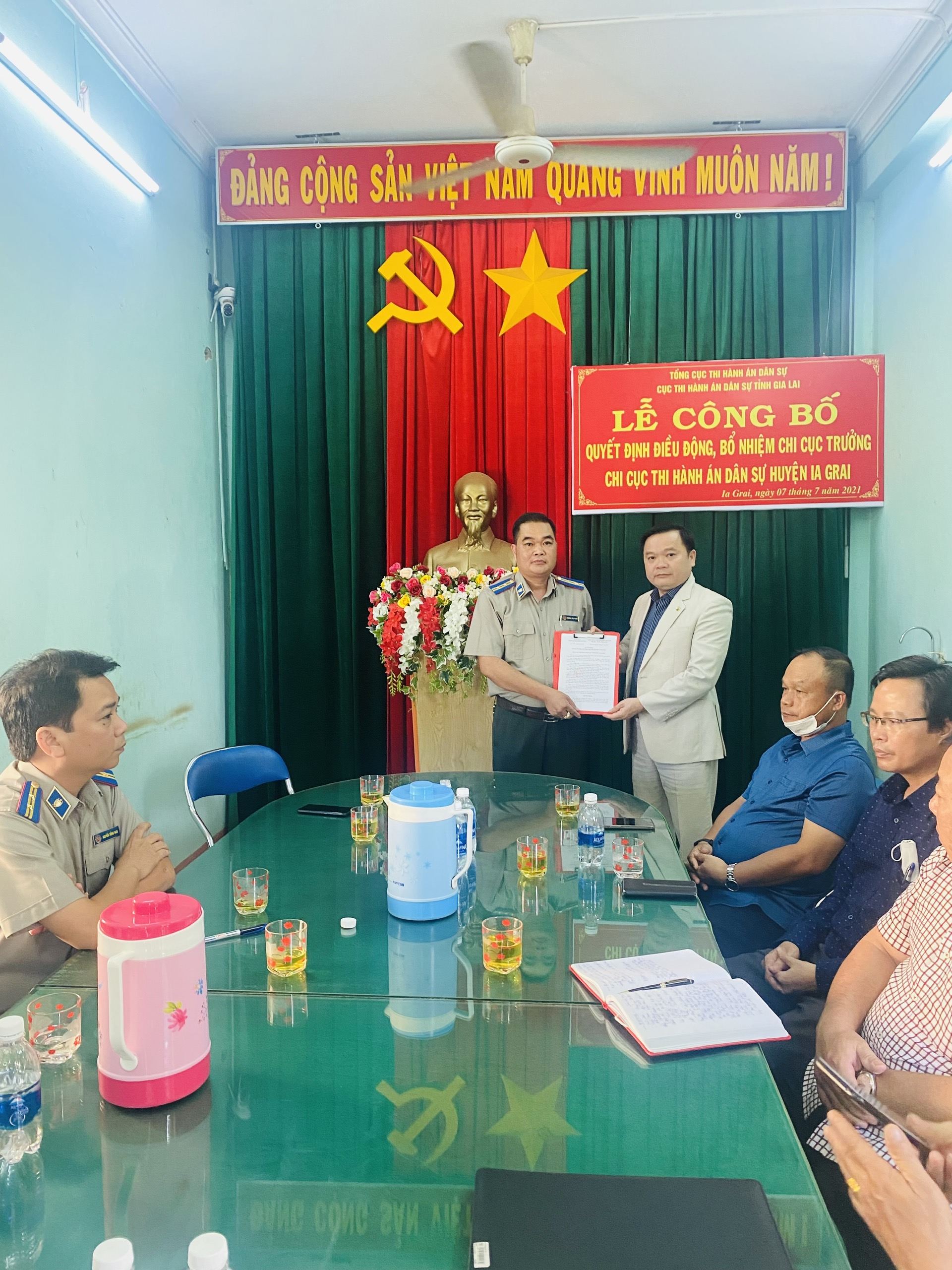 LỄ TRAO QUYẾT ĐỊNH ĐIỀU ĐỘNG, BỔ NHIỆM CHI CỤC TRƯỞNG CHI CỤC THADS HUYỆN CHƯ PƯH, IA GRAI