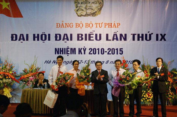 Đại diện BCH khóa cũ