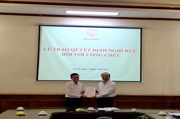 Bộ Tư pháp trao quyết định nghỉ hưu đối với cán bộ Vụ Các vấn đề chung về xây dựng pháp luật
