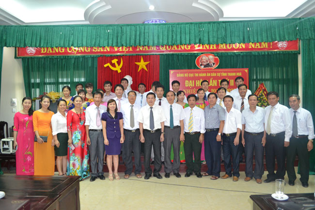 Các đại biểu chụp ảnh lưu niệm 