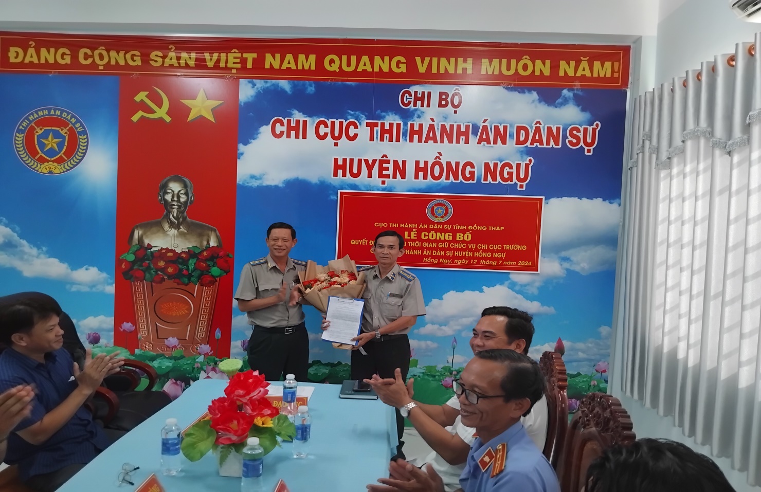 Cục THADS tỉnh Đồng Tháp trao quyết định kéo dài thời gian giữ chức vụ Chi cục trưởng Chi cục Thi hành án dân sự huyện Hồng Ngự