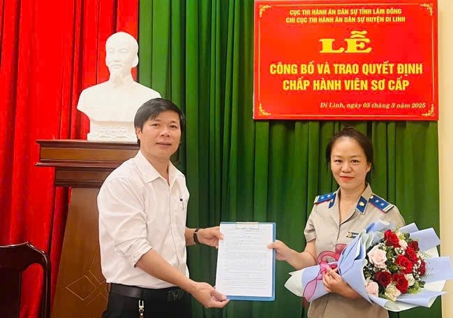 Chi cục THADS huyện Di Linh trao Quyết định bổ nhiệm Chấp hành viên sơ cấp