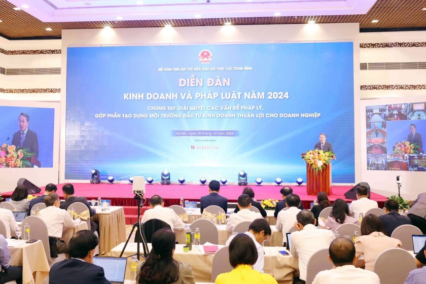 Gắn kết chặt chẽ giữa xây dựng và thi hành pháp luật