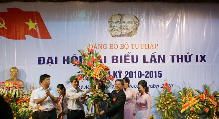 Đoàn Thanh niên tặng hoa Đại hội