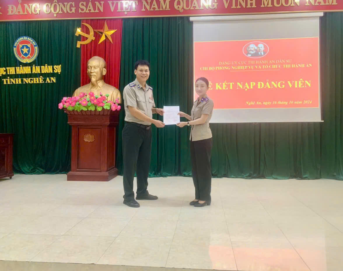 Chi bộ phòng Nghiệp vụ và tổ chức thi hành án, Đảng bộ Cục THADS tỉnh tổ chức lế kết nạp đảng viên.