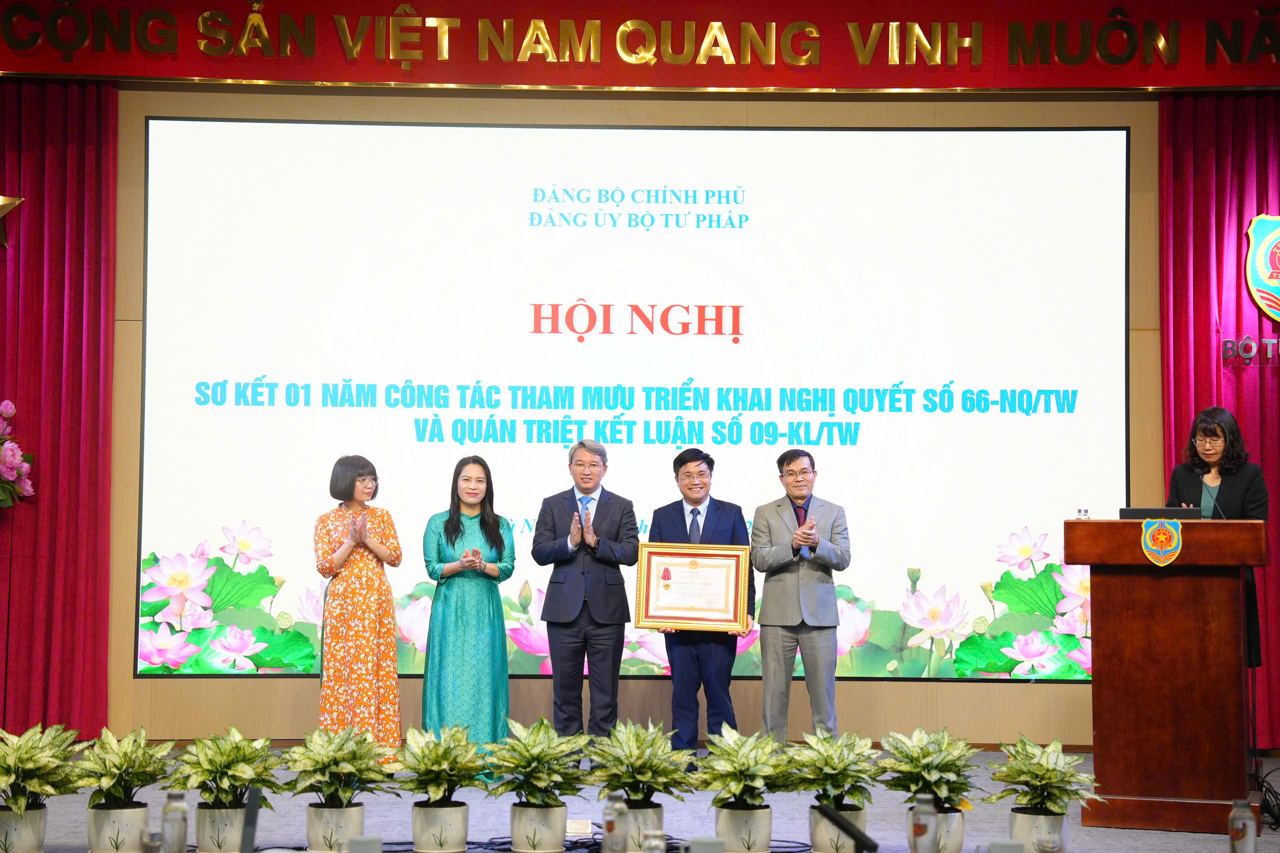 Viện Chiến lược và Khoa học pháp lý vinh dự đón nhận Huân chương Lao động hạng Ba