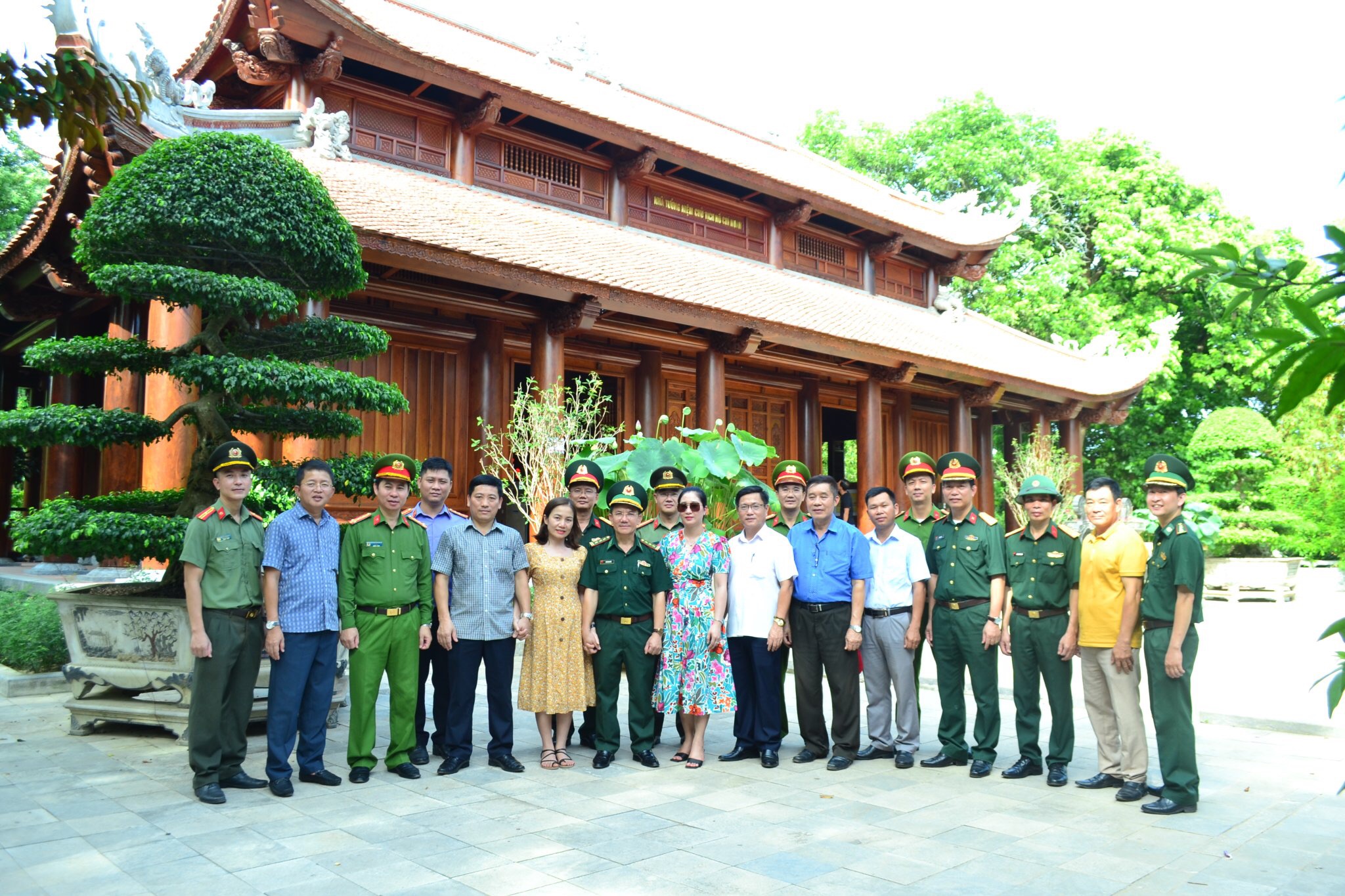 Ảnh đại diện KHỐI THI ĐUA NGHÀNH NỘI CHÍNH TỈNH QUẢNG BÌNH HOẠT ĐỘNG “VỀ NGUỒN” TRI ÂN CÁC ANH HÙNG LIỆT SỸ