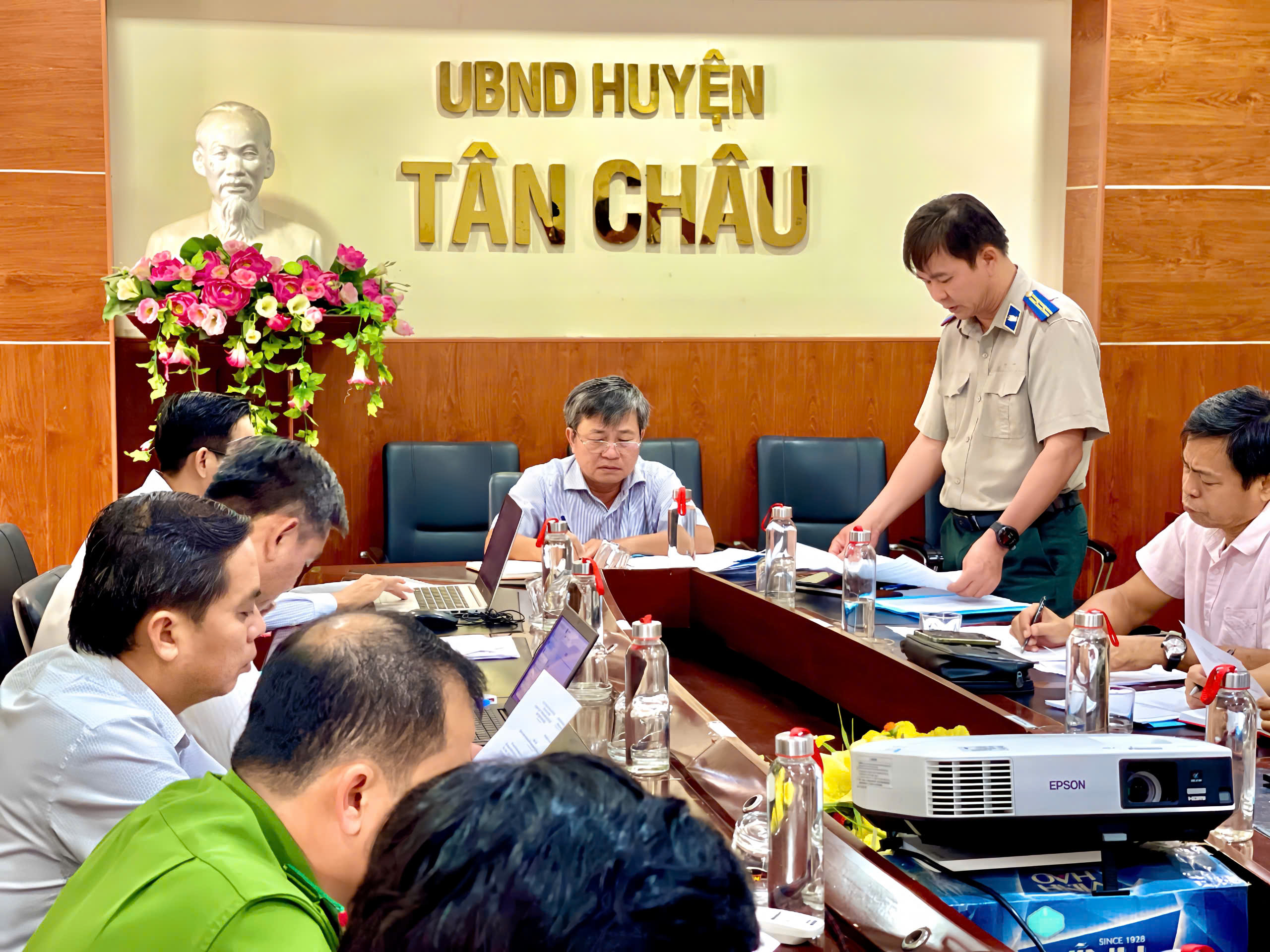 Ảnh đại diện Ban Chỉ đạo Thi hành án dân sự huyện Tân Châu họp thông qua báo cáo quá trình tổ chức thi hành án đối với một số vụ việc có khó khăn, vướng mắc và cho ý kiến dự thảo Kế hoạch công tác Thi hành án dân sự năm 2025
