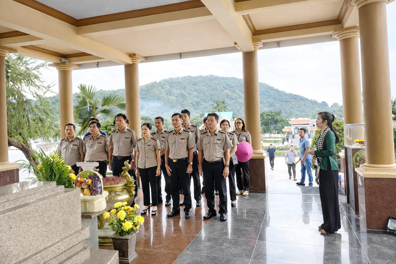 Bà Nguyễn Thị Chi - Cục phó Cục THADS tỉnh Bạc Liêu (cũ), làm Trưởng đoàn viếng mộ chị Sứ tại Hòn Đất, tỉnh Kiên Giang năm 2025.