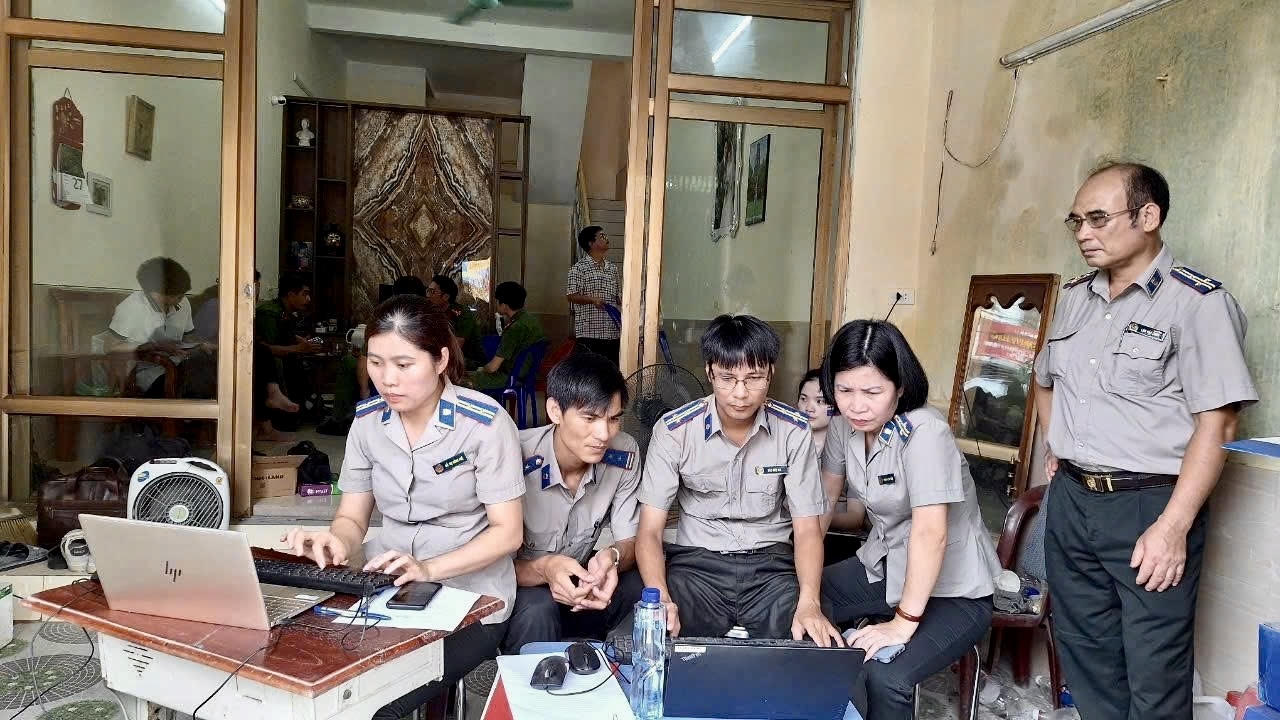 Bà Huệ cùng các đồng nghiệp thực hiện nhiệm vụ tại hiện trường vụ việc. (Ảnh: Lê Hanh)