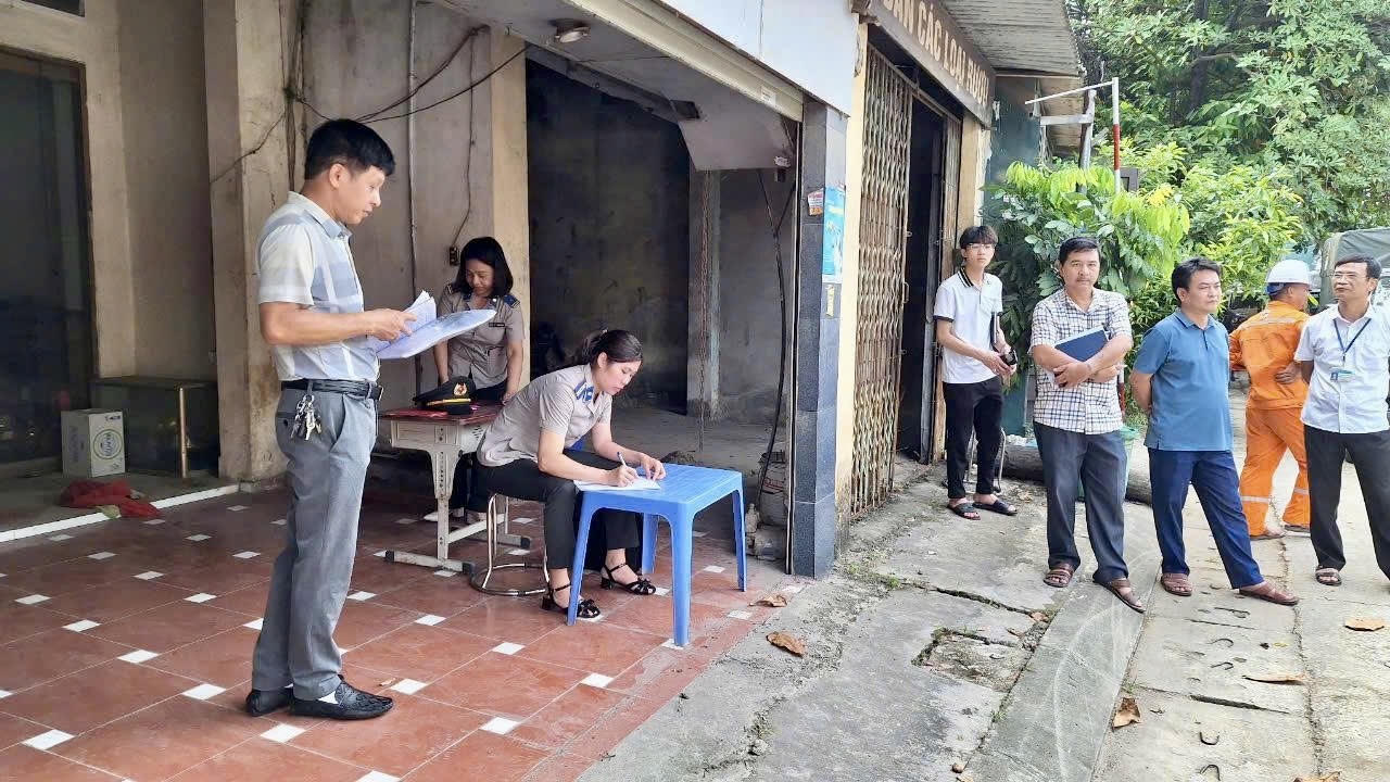 Bà Huệ và các đồng nghiệp kê biên quyền sử dụng đất và tài sản trên đất của ông Nhữ Quang Hiểu và bà Ma Thị Cúc tại Tổ dân phố Hợp Hòa 2, phường An Tường, tỉnh Tuyên Quang. (Ảnh: Lê Hanh)