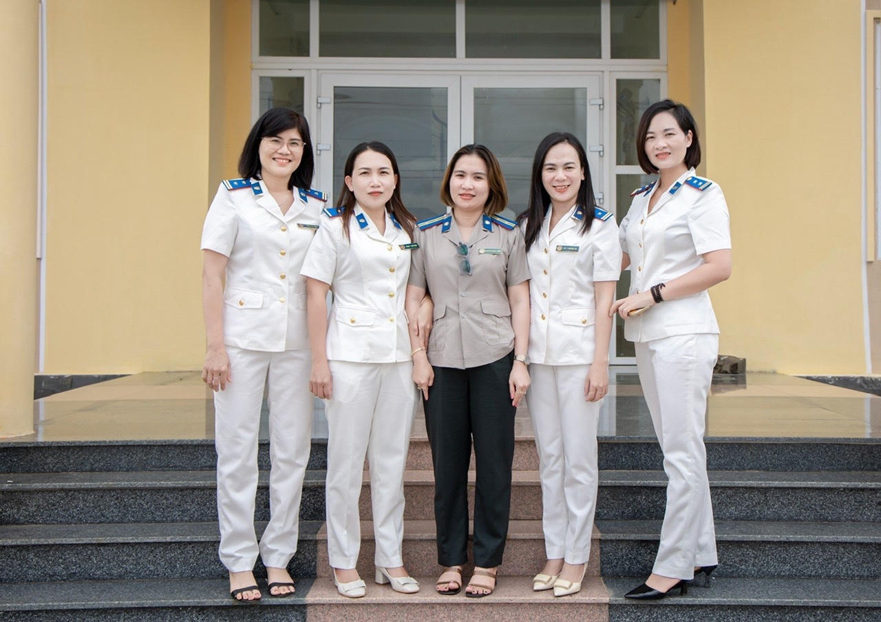 CHV Nguyễn Thị Thu Hằng và đồng nghiệp.