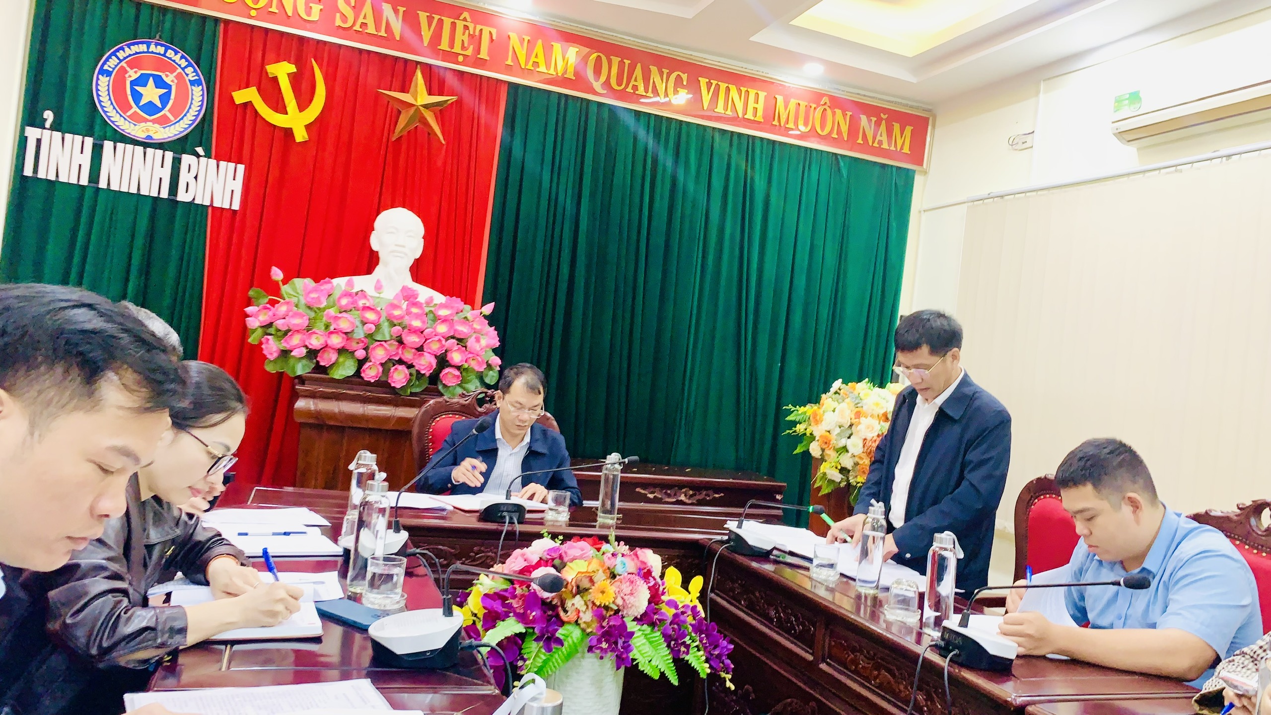 Chi bộ Văn phòng - Đảng bộ Thi hành án dân sự tỉnh Ninh Bình tổ chức hội nghị kiểm điểm tập thể, cá nhân năm 2025