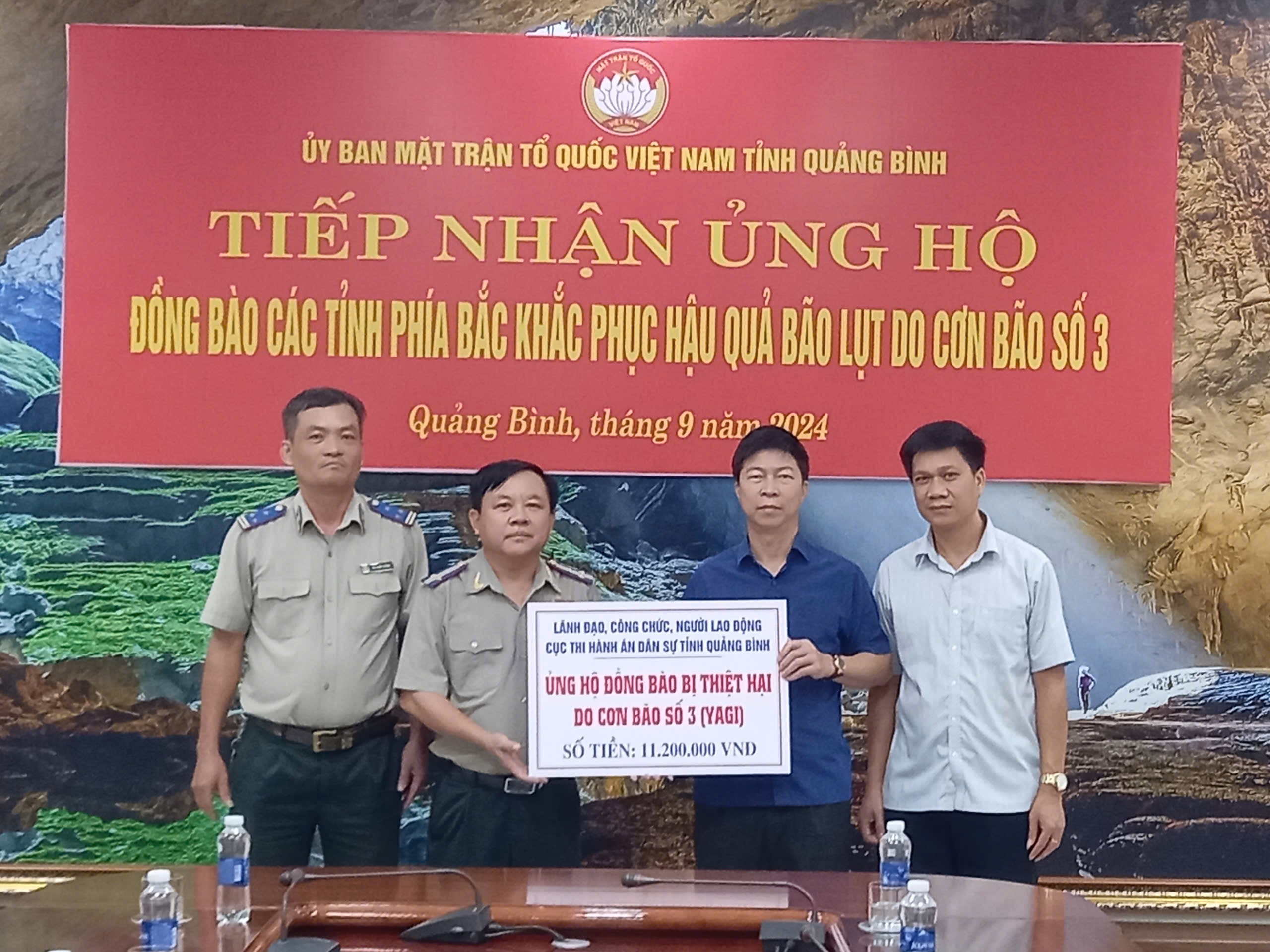 Cán bộ, công chức và người lao động Cục THADS tỉnh Quảng Bình ủng hộ đồng bào các tỉnh phía Bắc khắc phục thiệt hại do cơn bão số 3