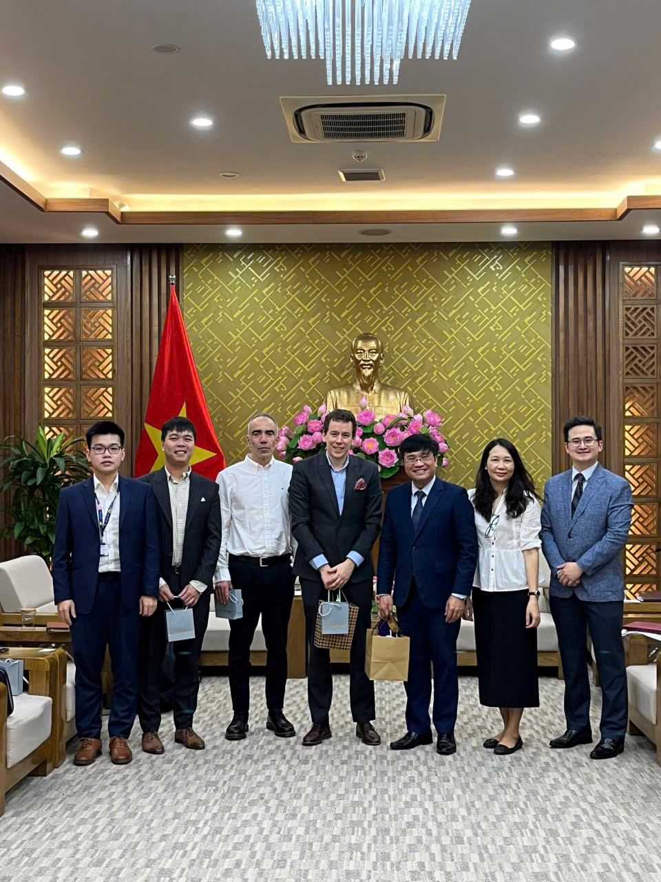 Trao đổi về cơ hội hợp tác nghiên cứu giữa Viện Chiến lược và Khoa học pháp lý, Bộ Tư pháp với Trường Đại học Queen Mary (Vương quốc Anh)