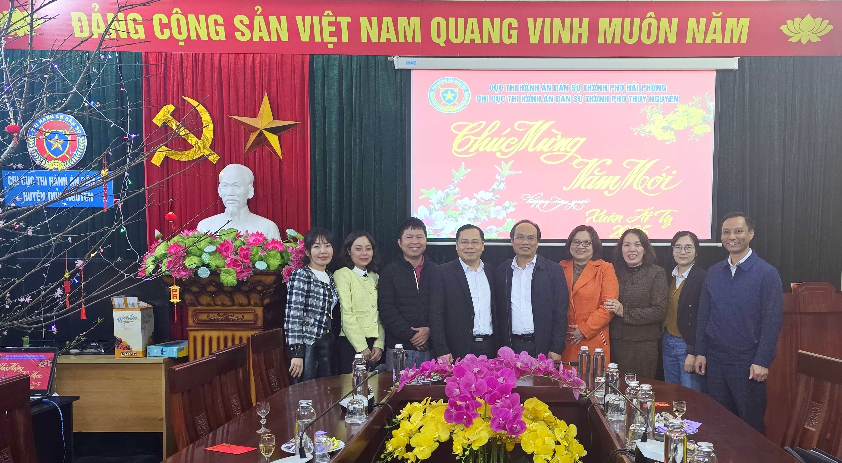 Ảnh đại diện Đồng chí Bí thư Thành ủy Thủy Nguyên chúc tết cán bộ công chức Chi cục Thi hành án dân sự thành phố Thủy Nguyên nhân ngày làm việc đầu năm mới Ất Tỵ 2025.