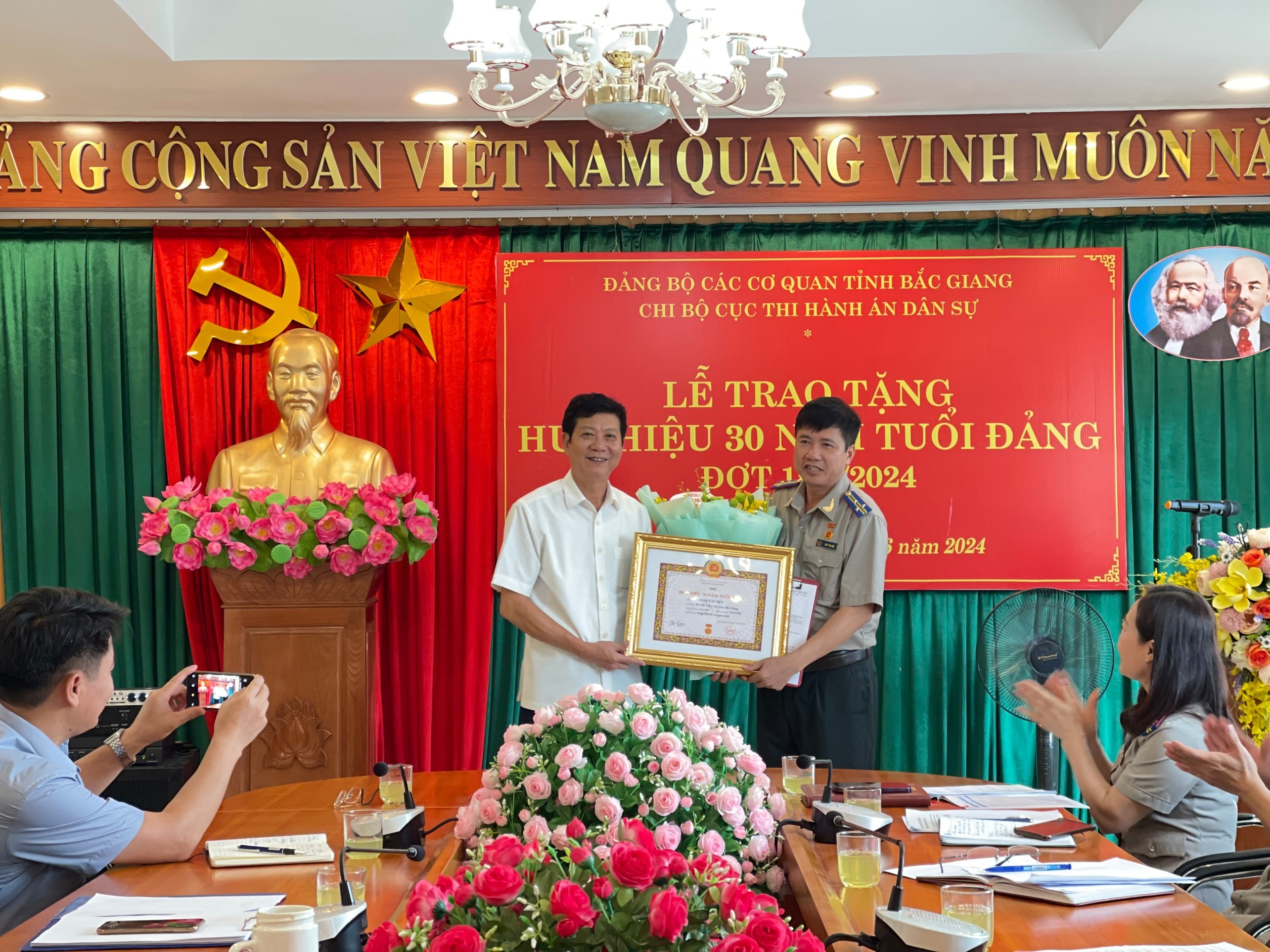 Chi bộ Cục Thi hành án dân sự tổ chức Lễ trao tặng Huy hiệu 30 năm tuổi Đảng