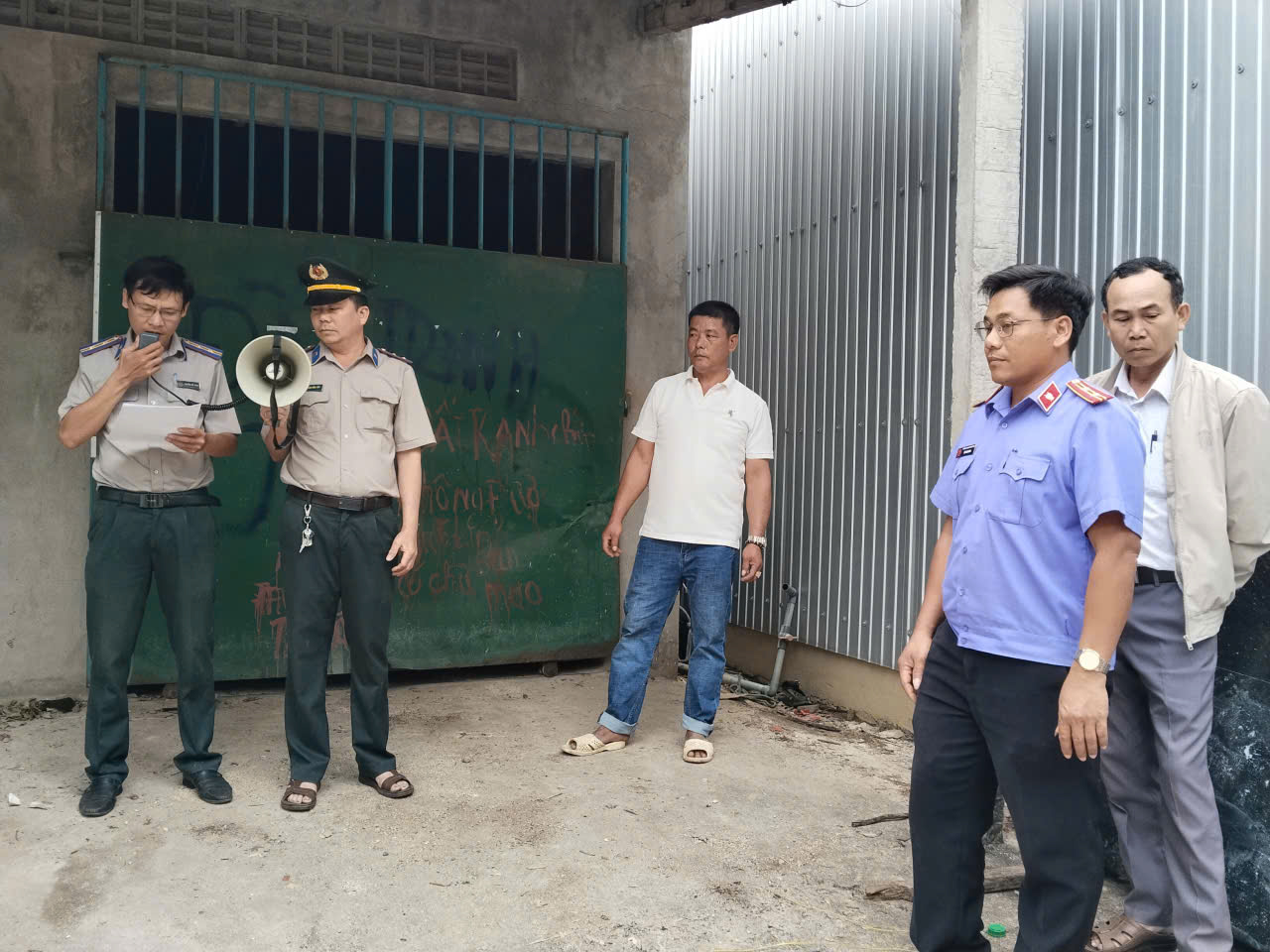 Ảnh đại diện Phòng Thi hành án dân sự Khu vực 1 – Quảng Ngãi cưỡng chế giao tài sản cho người trúng đấu giá