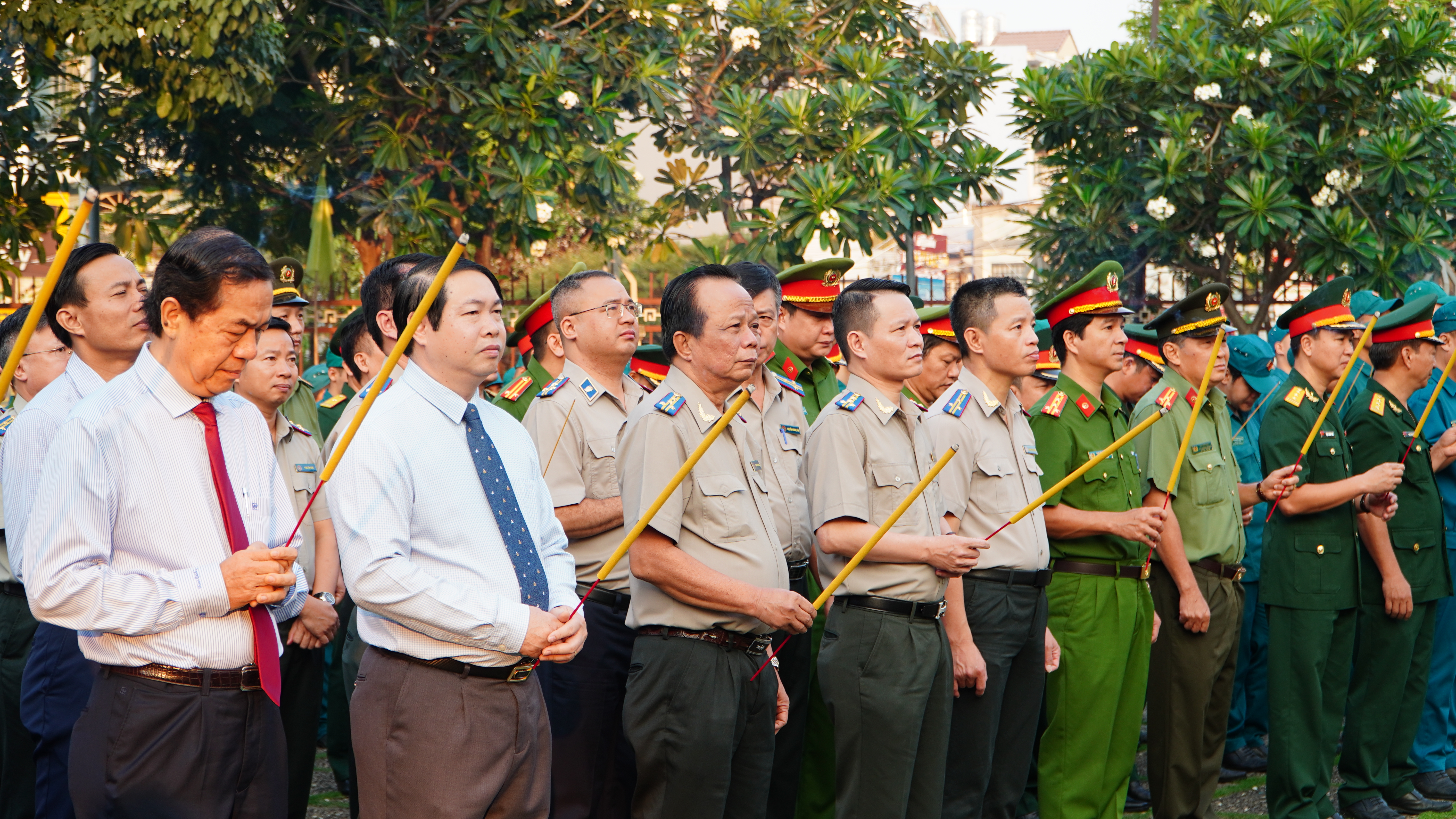 DÂNG HƯƠNG TƯỞNG NIỆM ANH HÙNG LIỆT SỸ