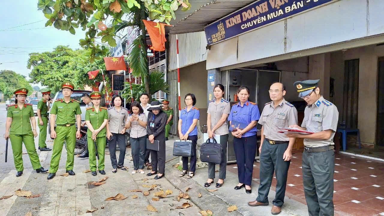 Bà Huệ cùng lực lượng chức năng tỉnh Tuyên Quang thực hiện nhiệm vụ kê biên. (Ảnh: Lê Hanh)