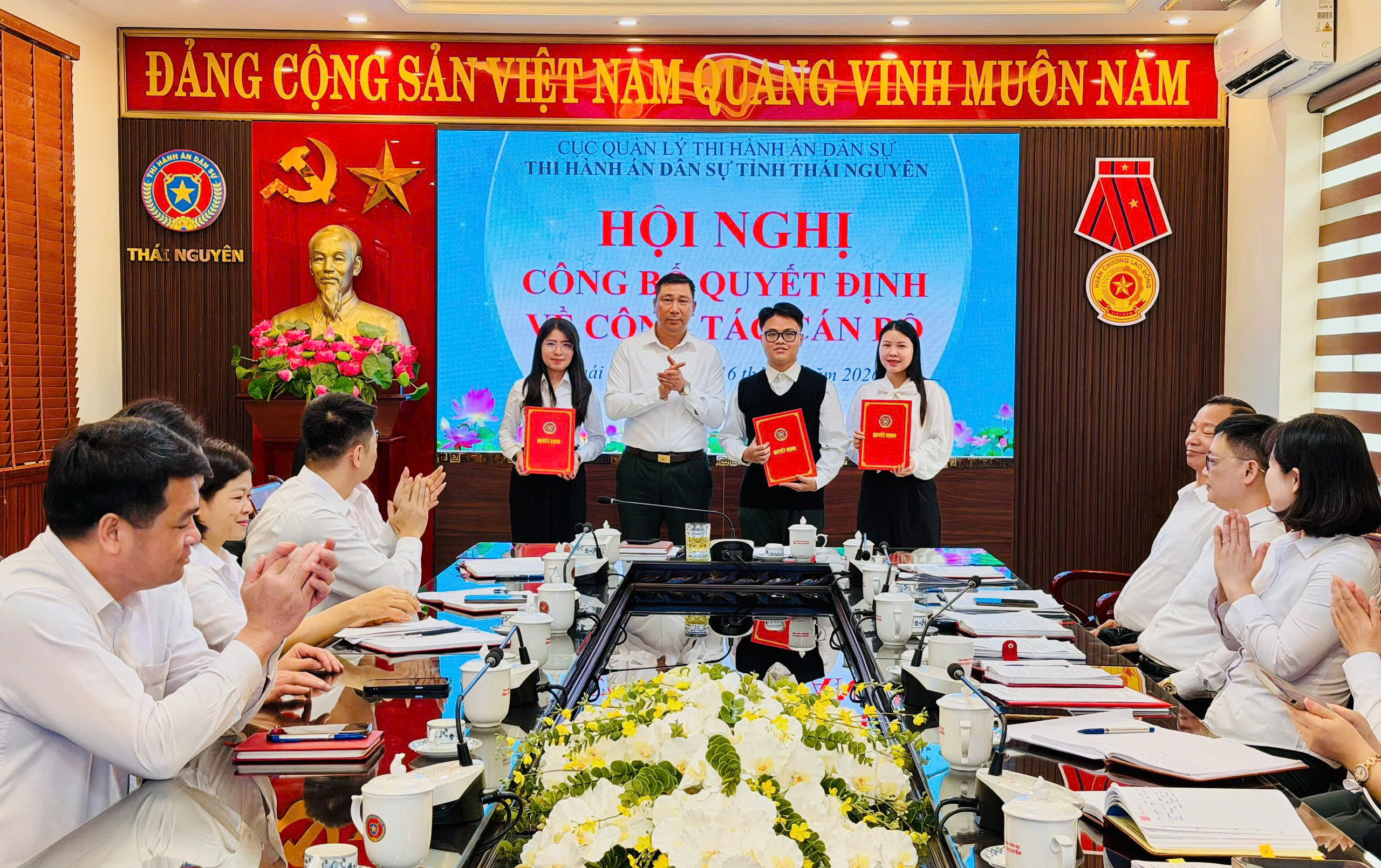 THI HÀNH ÁN DÂN SỰ TỈNH THÁI NGUYÊN: CÔNG BỐ, TRAO QUYẾT ĐỊNH CHO CÔNG CHỨC MỚI TUYỂN DỤNG