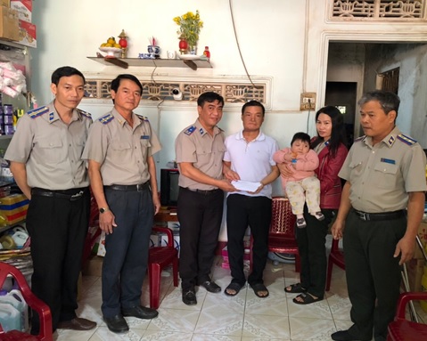 Ảnh đại diện Tổng cục Thi hành án dân sự thăm và tặng quà gia đình công chức mắc bệnh hiểm nghèo